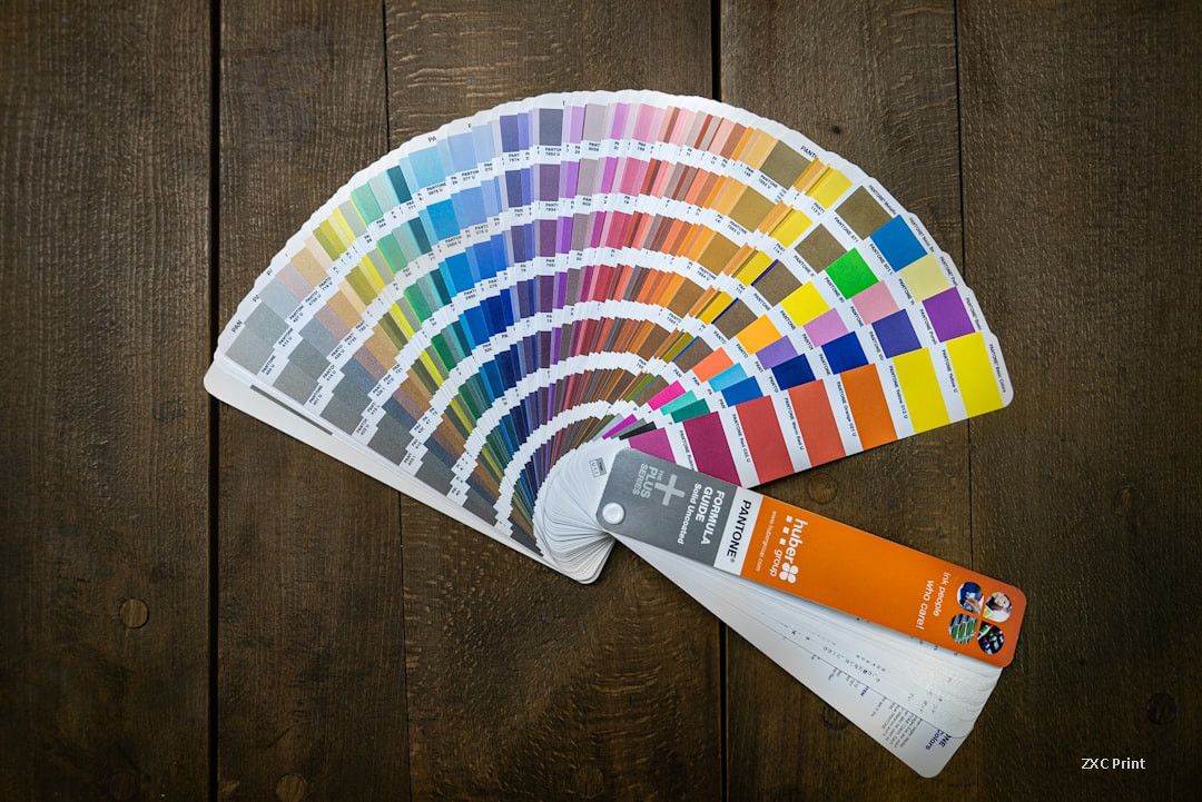 Pantone-Sonderfarbfächer zur Farbabstimmung im Faltschachteldruck