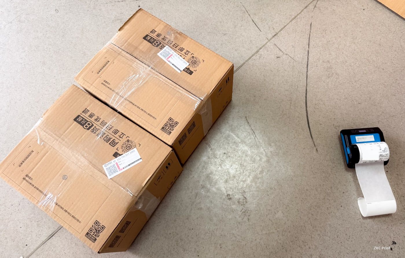 Thermodrucker für Etiketten neben Versandkartons